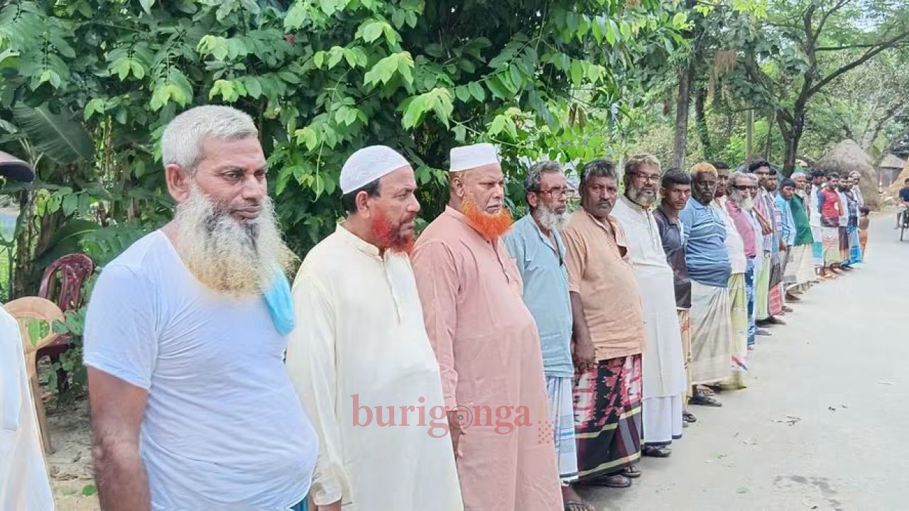 সিংড়ায় অসহায় পরিবারের নিরাপত্তা ও মামলা প্রত্যাহারের দাবিতে মানববন্ধন 