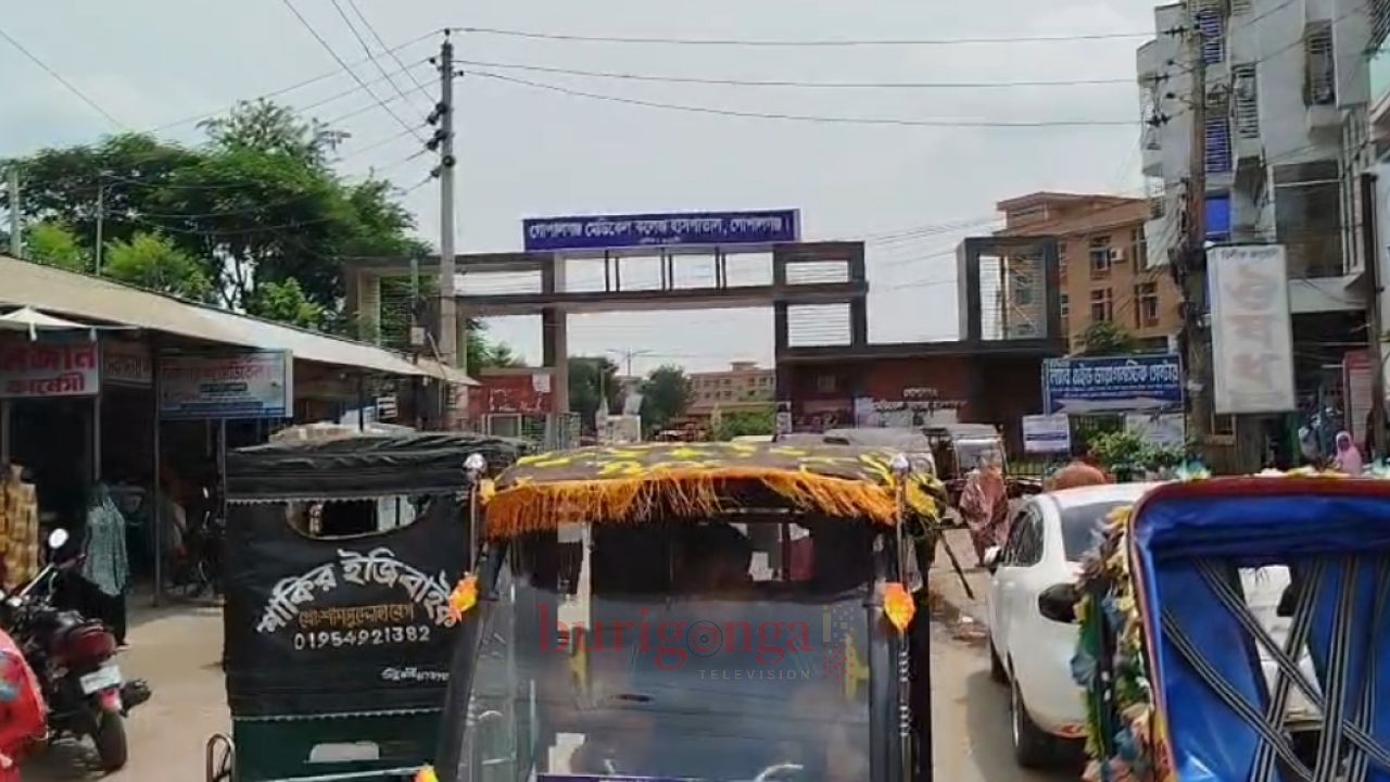 গোপালগঞ্জে ৬০ ফুটের সড়ক এখন ২৫ ফুট, দুই মিনিটের পথ যেতে লাগে ২০ মিনিট