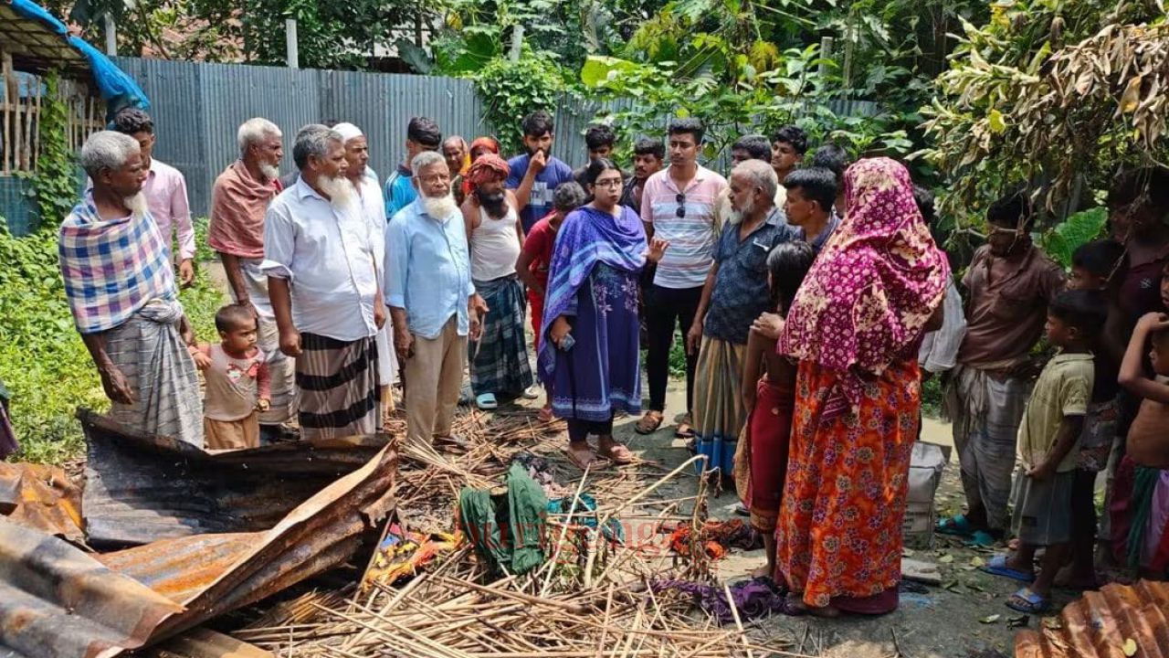 সিংড়ায় অগ্নিকাণ্ডে ক্ষতিগ্রস্ত প্রতিবন্ধী সবুজের পাশে উপজেলা প্রশাসন