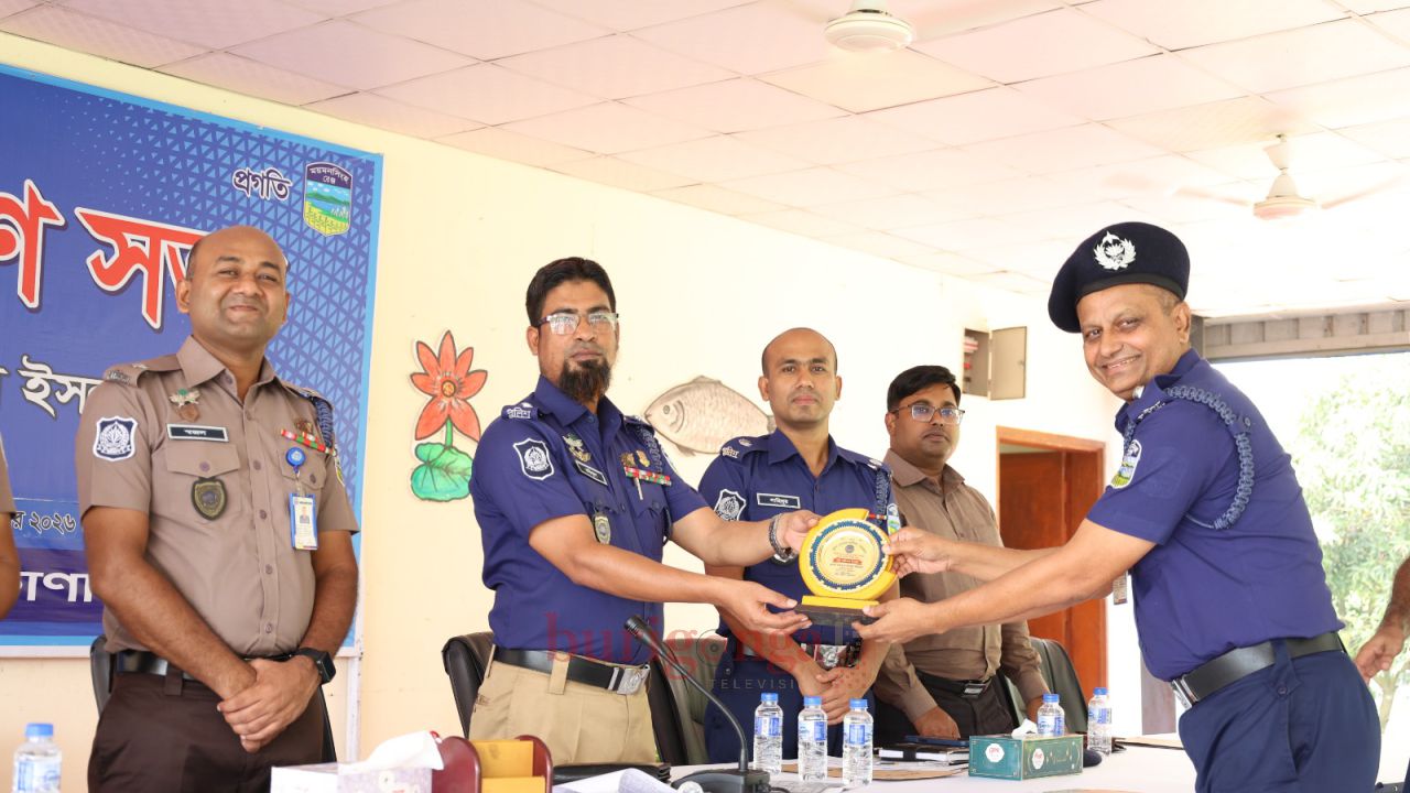 শ্রেষ্ঠত্বের হ্যাটট্রিক, তৃতীয়বার জেলার সেরা ওসি শাকের আহমেদ