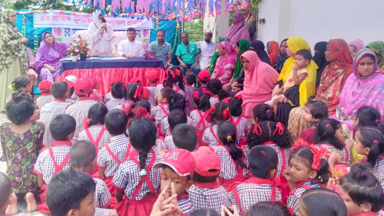 দুর্গাপুরে দ্বিতীয় প্রান্তিক পরীক্ষার ফল ঘোষণায় উৎসবমুখর চর মোক্তারপাড়া সরকারি প্রাথমিক বিদ্যালয়