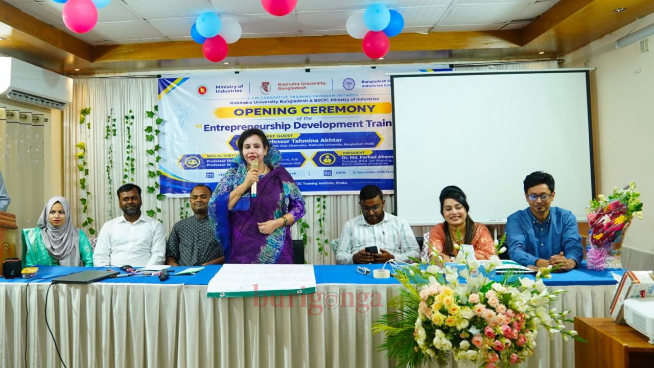 রবীন্দ্র বিশ্ববিদ্যালয়ের শিক্ষার্থীদের উদ্যোক্তা উন্নয়ন প্রশিক্ষণ শুরু &lrm; &lrm;মোঃ মোসলেম উদ্দিন সিরাজী  &lrm;সিরাজগঞ্জ জেলা প্রতিনিধিঃ  &lrm; &lrm;রবীন্দ্র বিশ্ববিদ্যালয়,বাংলাদেশ এবং বাংলাদেশ ক্ষুদ্র ও কুটির শিল্প করপোরেশন বিসিক-এর যৌথ উদ্যোগে রবীন্দ্র বিশ্ববিদ্যালয়ের শিক্ষার্থীদের নিয়ে পাঁচ দিনব্যাপী &lsquo;Entrepreneurship Development Training&rsquo; উদ্যোক্তা উন্নয়ন প্রশিক্ষণ শুরু হয়েছে। রবীন্দ্র বিশ্ববিদ্যালয়ের উপাচার্য অধ্যাপক তাহ্&zwnj;মিনা আখতারের দিকনির্দেশনা ও তত্ত্বাবধানে শনিবার ১২ সেপ্টেম্বর সকাল ৯ টায় এই প্রশিক্ষণ কর্মসূচির উদ্বোধন করা হয়েছে। শিক্ষার্থীদের মধ্যে উদ্যোক্তা হওয়ার আগ্রহ সৃষ্টি,ব্যবসায়িক উদ্যোগ গ্রহণের জন্য প্রয়োজনীয় জ্ঞান ও দক্ষতা বৃদ্ধি এবং আত্মকর্মসংস্থানের সুযোগ সৃষ্টির লক্ষ্যে এই প্রশিক্ষণের আয়োজন করা হয়েছে। পাঁচ দিনব্যাপী এই প্রশিক্ষণে শিক্ষার্থীদের উদ্যোক্তা উন্নয়ন, ব্যবসায়িক উদ্যোগ গ্রহণের প্রক্রিয়া,সম্ভাবনাময় ব্যবসায়িক ধারণা,ব্যবসা পরিচালনার কৌশল এবং উদ্যোক্তা হিসেবে নিজেদের প্রস্তুত করার বিভিন্ন বিষয়ে প্রশিক্ষণ প্রদান করা হবে। পাশাপাশি শিক্ষার্থীদের বাস্তবমুখী ব্যবসায়িক পরিকল্পনা ও উদ্যোগ গ্রহণে উৎসাহিত করা হবে। প্রশিক্ষণ কর্মসূচির অনুষ্ঠানে প্রধান অতিথি হিসেবে উপস্থিত ছিলেন রবীন্দ্র বিশ্ববিদ্যালয়ের উপাচার্য অধ্যাপক তাহ্&zwnj;মিনা আখতার,বিশেষ অতিথি হিসেবে উপস্থিত ছিলেন বিশ্ববিদ্যালয়ের উপ-উপাচার্য অধ্যাপক ড. মোঃ আব্দুস সোবাহান এবং ট্রেজারার অধ্যাপক ড. মোঃ জাহাঙ্গীর হোসেন। অনুষ্ঠানে সভাপতিত্ব করেছেন বাংলাদেশ ক্ষুদ্র ও কুটির শিল্প করপোরেশনের বিসিক পরিচালক বিটিআই ও জিএম পরিকল্পনা ও গবেষণা ড. মোঃ ফরহাদ আহমেদ। প্রশিক্ষনের কোর্স পরিচালক হিসেবে উপস্থিত ছিলেন মোঃ তানজিম হোসেন। এছাড়াও রবীন্দ্র বিশ্ববিদ্যালয়,বাংলাদেশ এর শিক্ষার্থী উদ&zwj;্যোক্তা উন্নয়ন প্রশিক্ষন কমিটির আহবায়ক ও সমাজবিজ্ঞান বিভাগের চেয়ারম্যান জান্নাতুল মাওয়া মুন সহ উপস্থিত ছিলেন বিভিন্ন বিভাগের চেয়ারম্যানবৃন্দ ও শিক্ষকবৃন্দ। বাংলাদেশ ক্ষুদ্র ও কুটির শিল্প করপোরেশনের বিসিক প্রশিক্ষকেরা পাঁচ দিনব্যাপী এই প্রশিক্ষণ কর্মসূচিতে রবীন্দ্র বিশ্ববিদ্যালয়ের শিক্ষার্থীদের উদ্যোক্তা উন্নয়ন বিষয়ক বিভিন্ন বিষয়ে প্রশিক্ষণ প্রদান করবেন। বিশ্ববিদ্যালয় কর্তৃপক্ষ আশা করেছেন,এই প্রশিক্ষণের মাধ্যমে শিক্ষার্থীদের মধ্যে উদ্যোক্তা হওয়ার মানসিকতা ও দক্ষতা বিকশিত হবে এবং ভবিষ্যতে তারা নতুন কর্মসংস্থান সৃষ্টির পাশাপাশি দেশের অর্থনৈতিক উন্নয়নে গুরুত্বপূর্ণ ভূমিকা রাখতে সক্ষম হবে।