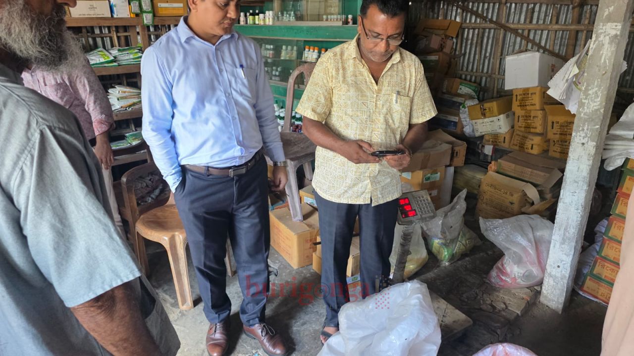 রায়পুরায় ভ্রাম্যমাণ আদালতে সার ডিলার ও দোকানিকে জরিমানা, সার জব্দ