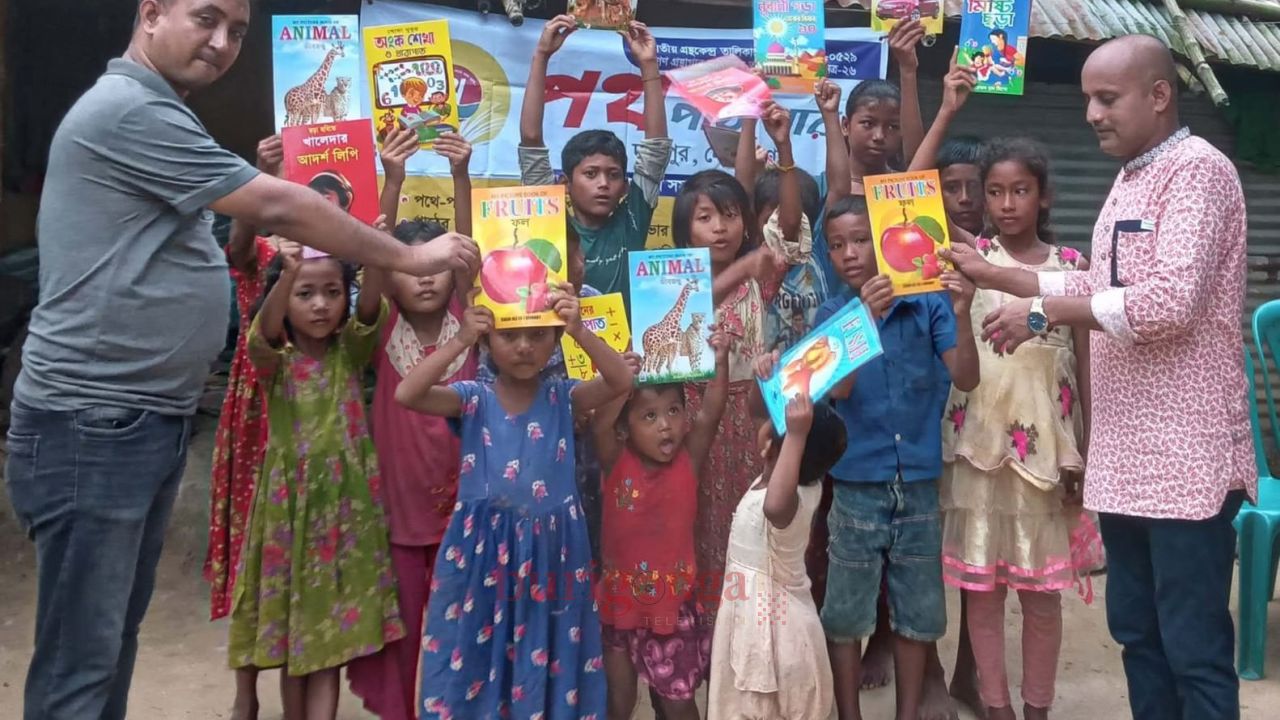 দুর্গাপুরে বইয়ের নেশায় আলোর ফেরিওয়ালা নাজমুল হুদা সারোয়ার