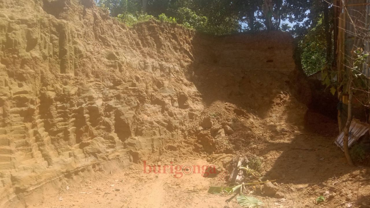 অবৈধভাবে টিলাকাটার প্রতিযোগিতায় ঝুঁকিতে ঘরবাড়ি 