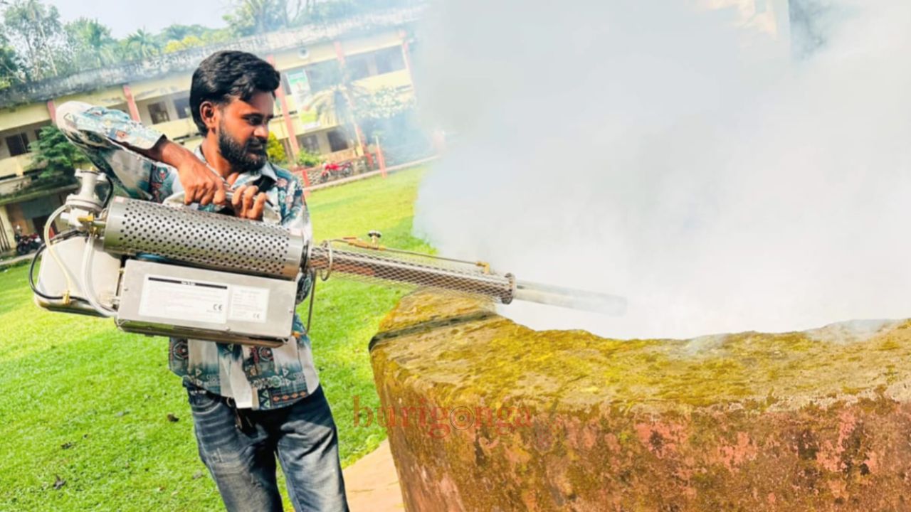 দুর্গাপুরে সুসং সরকারি কলেজে ডেঙ্গু প্রতিরোধে ছাত্রদলের মশকনিধন অভিযান