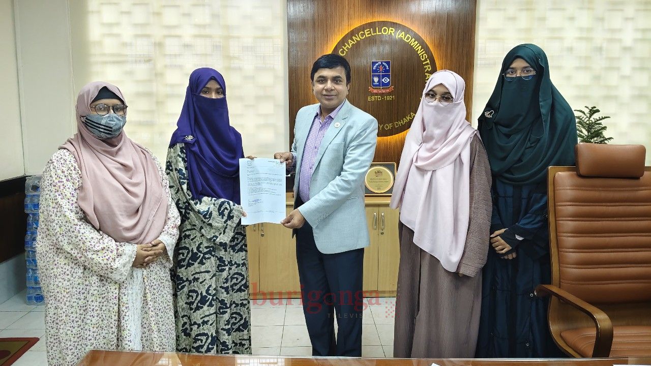 ঢাবিতে নিকাব পরিহিতা শিক্ষার্থীকে ‘ফান্ডামেন্টালিস্ট’ ও ‘টেররিস্ট’ মন্তব্যের অভিযোগ
