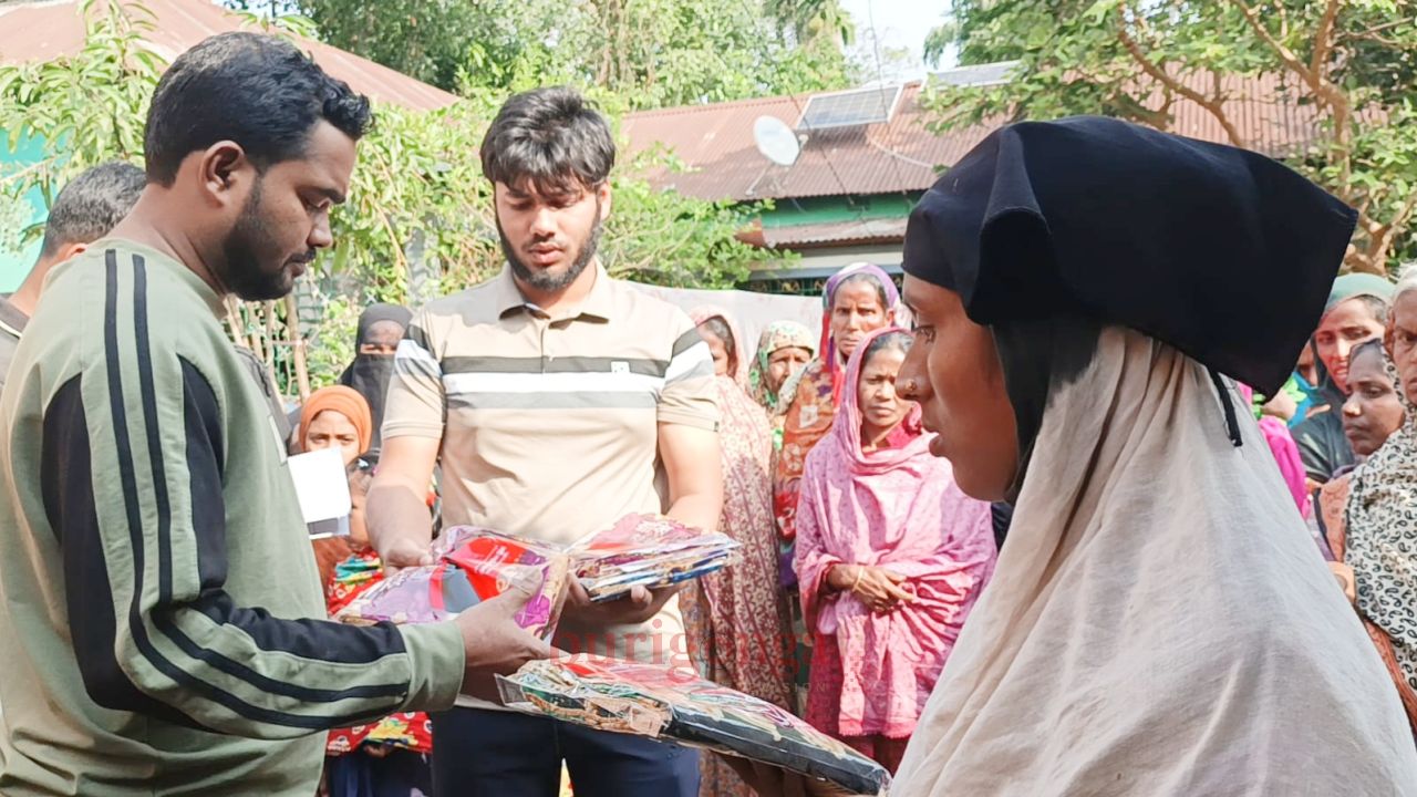দুর্গাপুরে মানবিকতায় দৃষ্টান্ত শামীম আহমেদ, দুর্গাপূজায় পাশে দাঁড়ালেন অসহায়দের