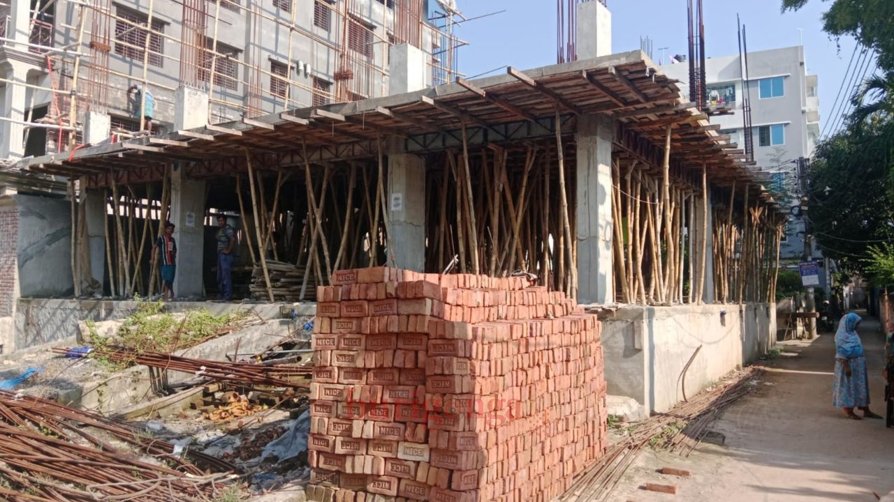 রাজশাহীতে জমি কিনে বিপাকে ক্রেতারা, কাজ বন্ধে সন্ত্রাসী হামলা ও প্রশাসনিক জটিলতার অভিযোগ