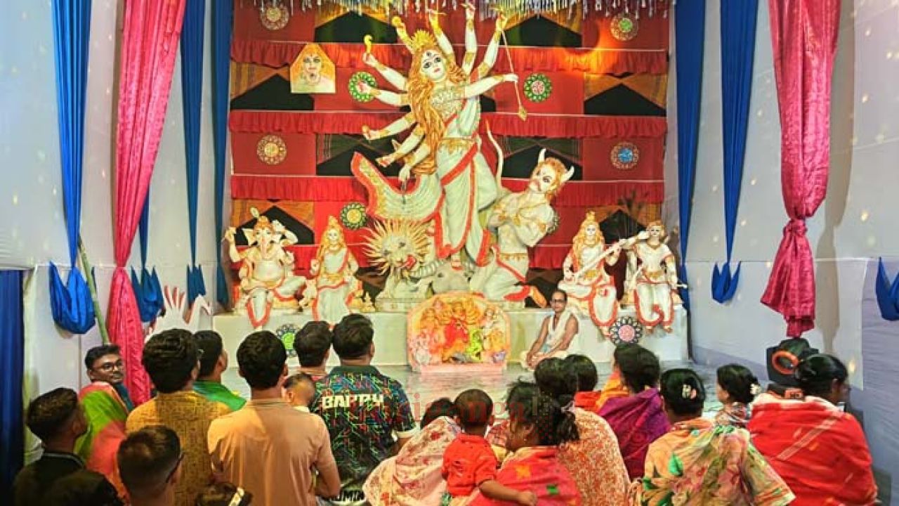 ঈশ্বরগঞ্জে নজর কাড়ছে ১৪ ফুটের দুর্গাপ্রতিমা