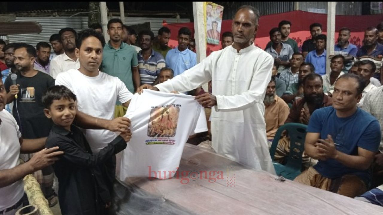 সিংড়ায় দুর্গাপূজামণ্ডপে চেয়ারম্যান প্রার্থী কামরুল, বিতরণ ১০০ গেঞ্জি