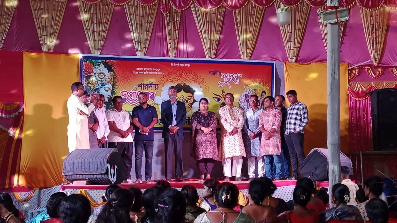 রাণীশংকৈলে মন্দিরে মন্দিরে এমপি জাহিদ, পূজারিদের সঙ্গে শুভেচ্ছা বিনিময়