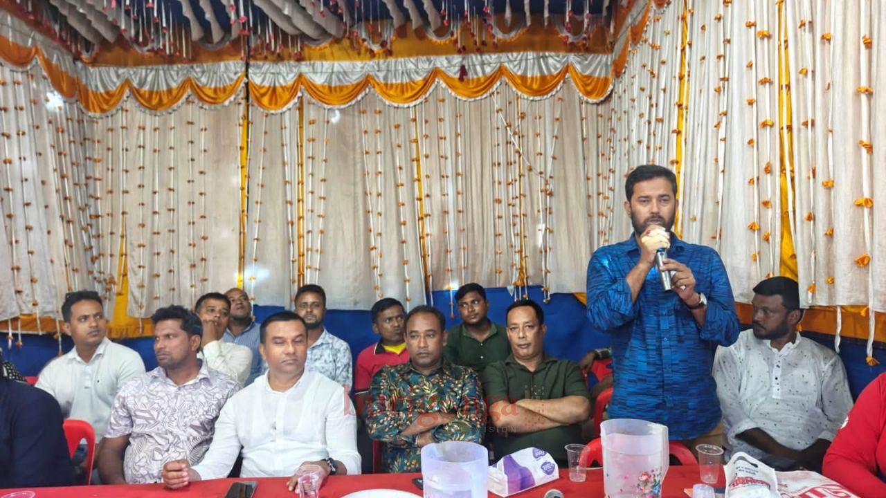 রাণীশংকৈলে পূজামণ্ডপ পরিদর্শনে কেন্দ্রীয় যুবদল নেতা কামাল আনোয়ার