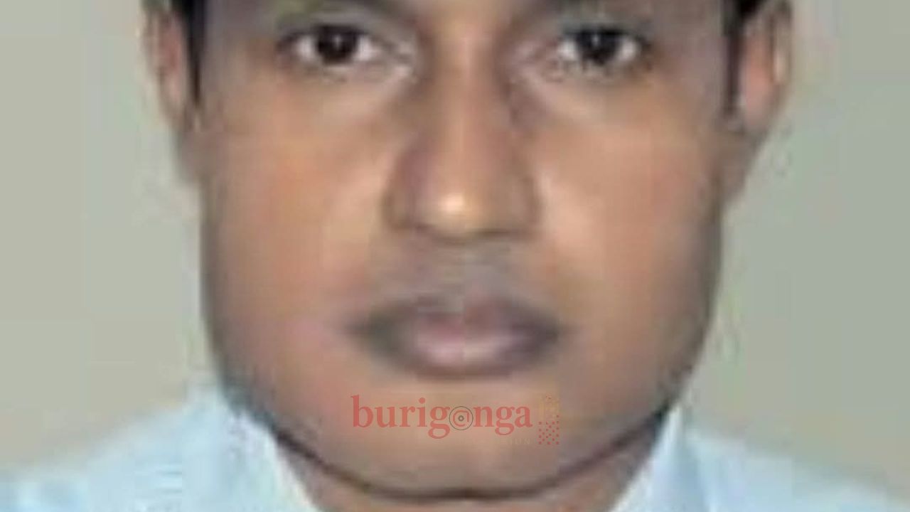 প্রটোকল ভেঙ্গে প্রধানমন্ত্রীকে জড়িয়ে ধরতে গিয়ে ওএসডি হয়েছেন  বিভাগীয় কমিশনার