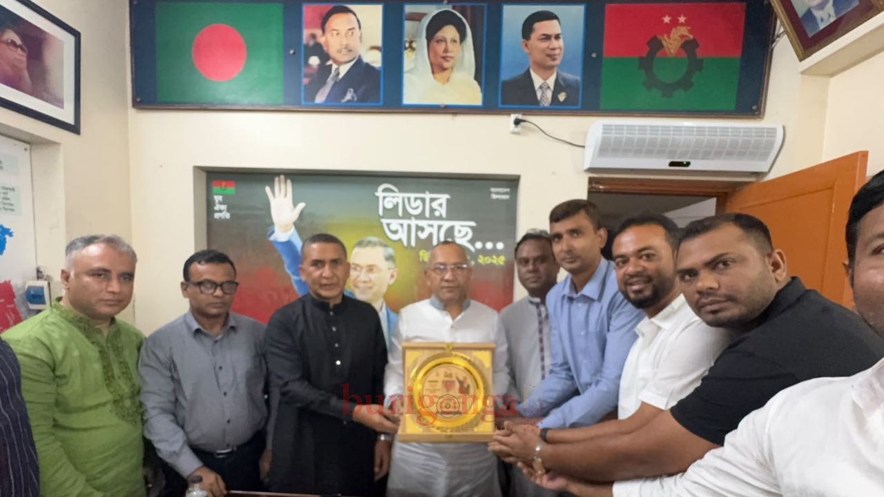 যুবদলের কেন্দ্রীয় সভাপতি-সাধারণ সম্পাদককে রাজশাহী মহানগর যুবদলের সম্মাননা স্মারক প্রদান