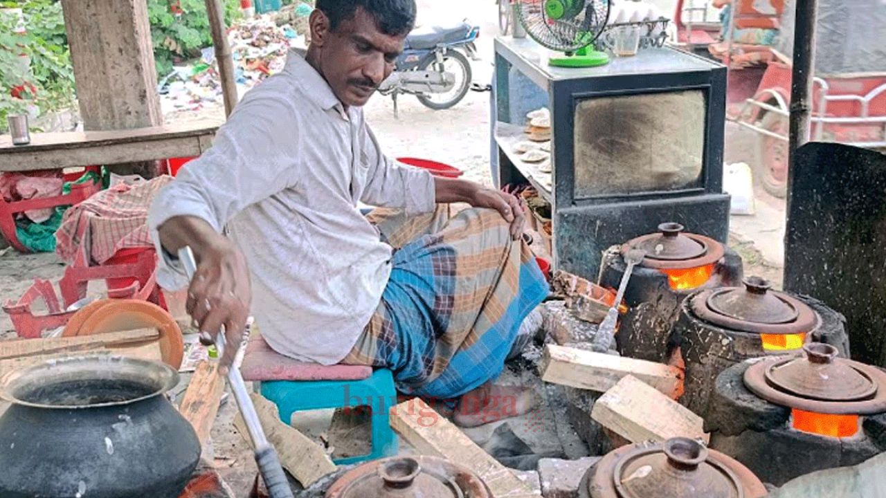 ফুটপাতে পিঠা বিক্রি করে বছরে আয় ১০ লাখ টাকা