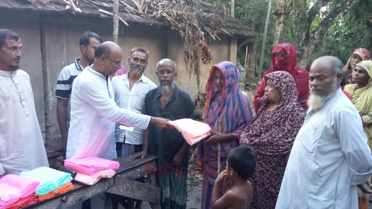 কেশবপুরে ডেঙ্গু প্রতিরোধে হতদরিদ্রদের মাঝে মশারি বিতরণ